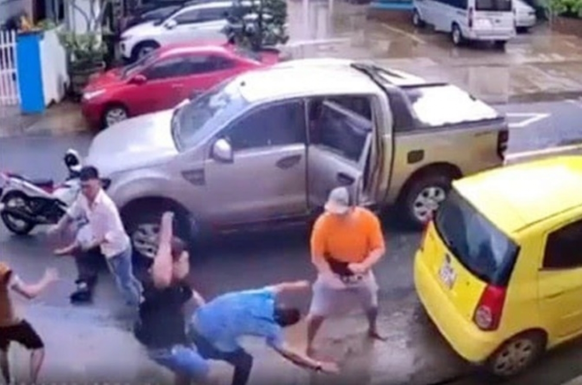 Nhóm người đi ô tô bị vây đánh. (Ảnh: cắt từ clip).