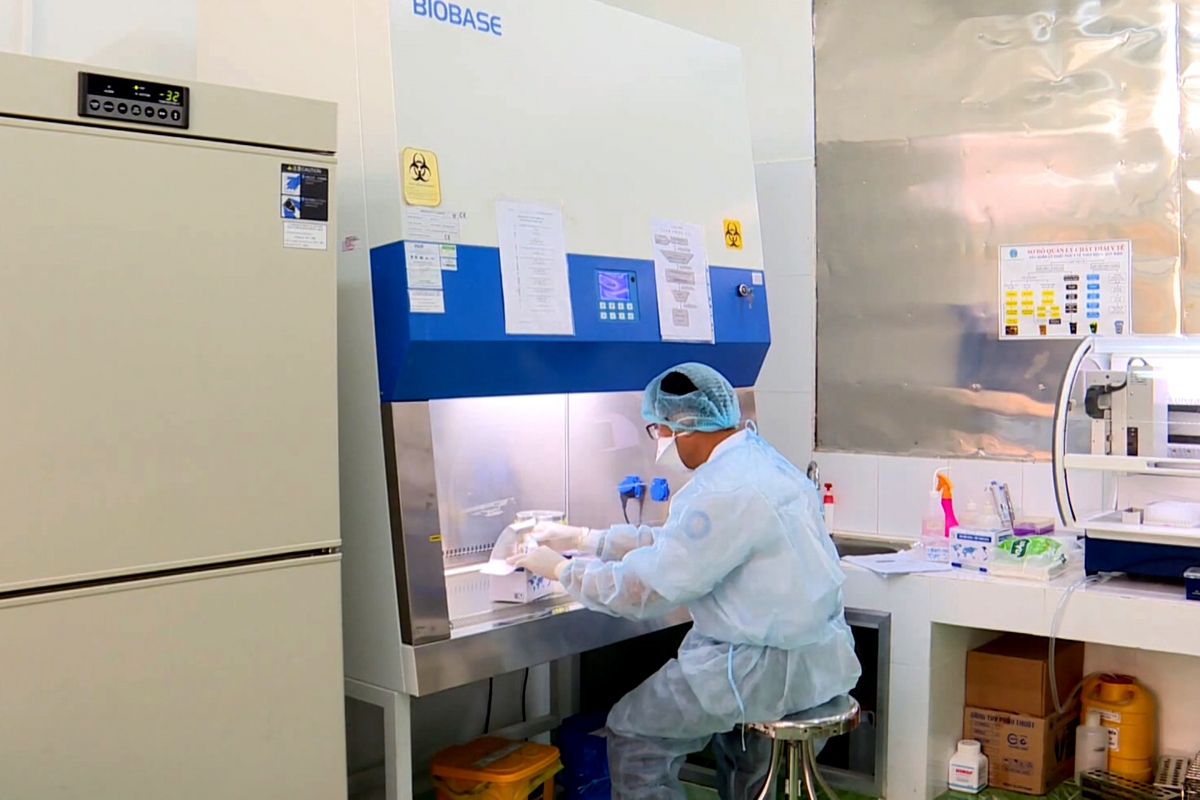 CDC Trà Vinh xét nghiệm khẳng định vi rút SAR-CoV-2 chủ yếu bằng kit test của Công ty Việt Á.