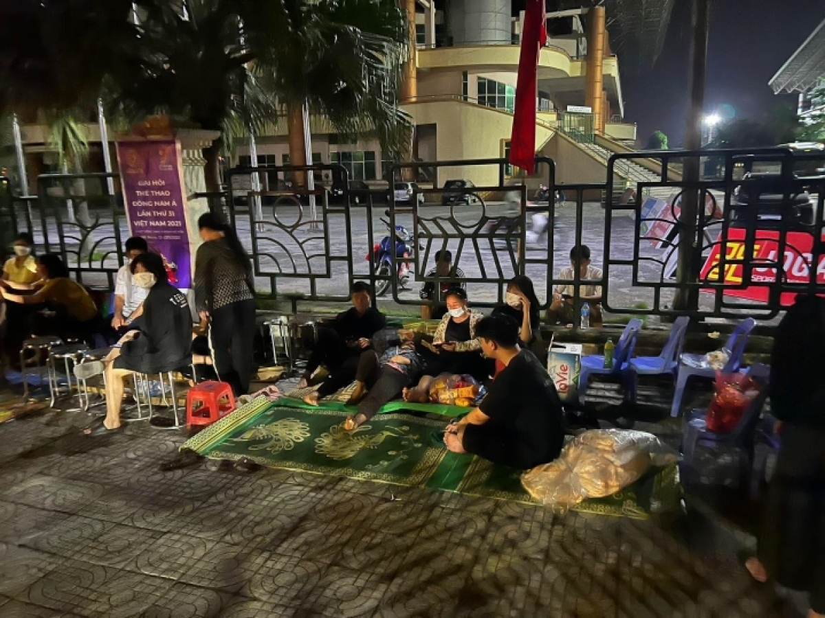 Người dân xếp ghế, trải chiếu trước điểm bán vé tối muộn 2/5.