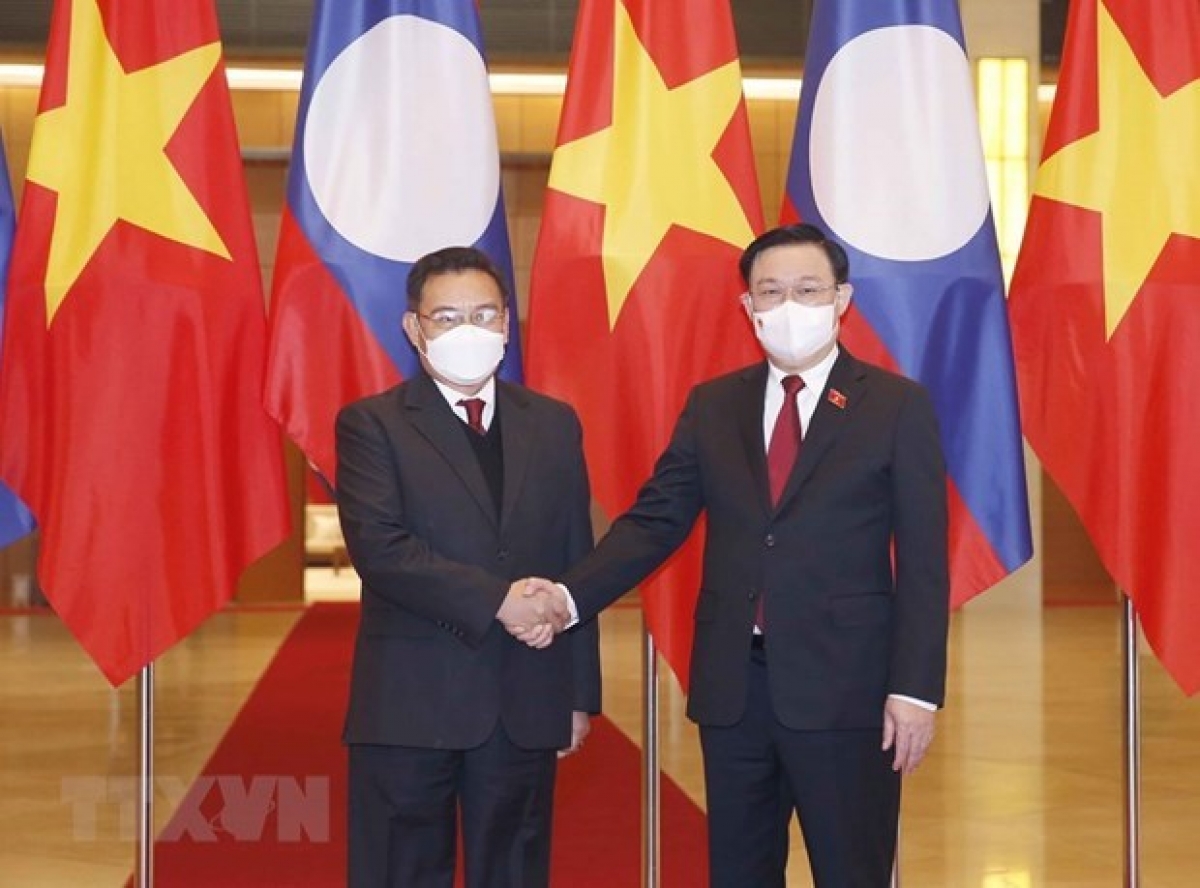 Chủ tịch Quốc hội Vương Đình Huệ đón Chủ tịch Quốc hội Lào Xaysomphone Phomvihane thăm chính thức Việt Nam từ ngày 6-8/12/2021. (Ảnh: Doãn Tấn/TTXVN)