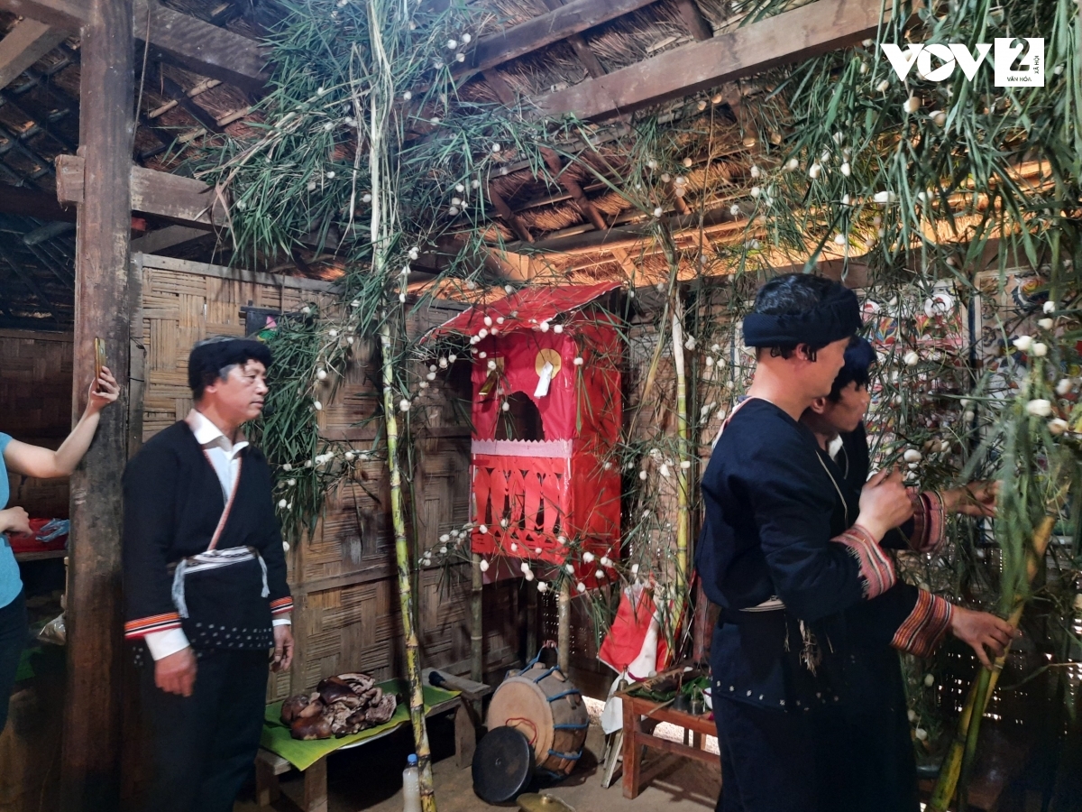 Chuẩn bị cây lộc.