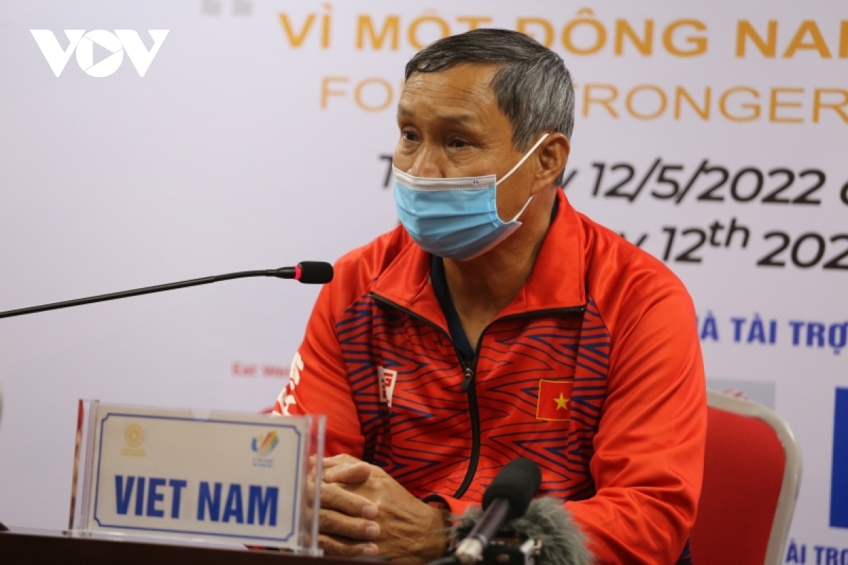 Chờ đợi những phát biểu của HLV Mai Đức Chung sau trận. (Ảnh: Duy Thái).