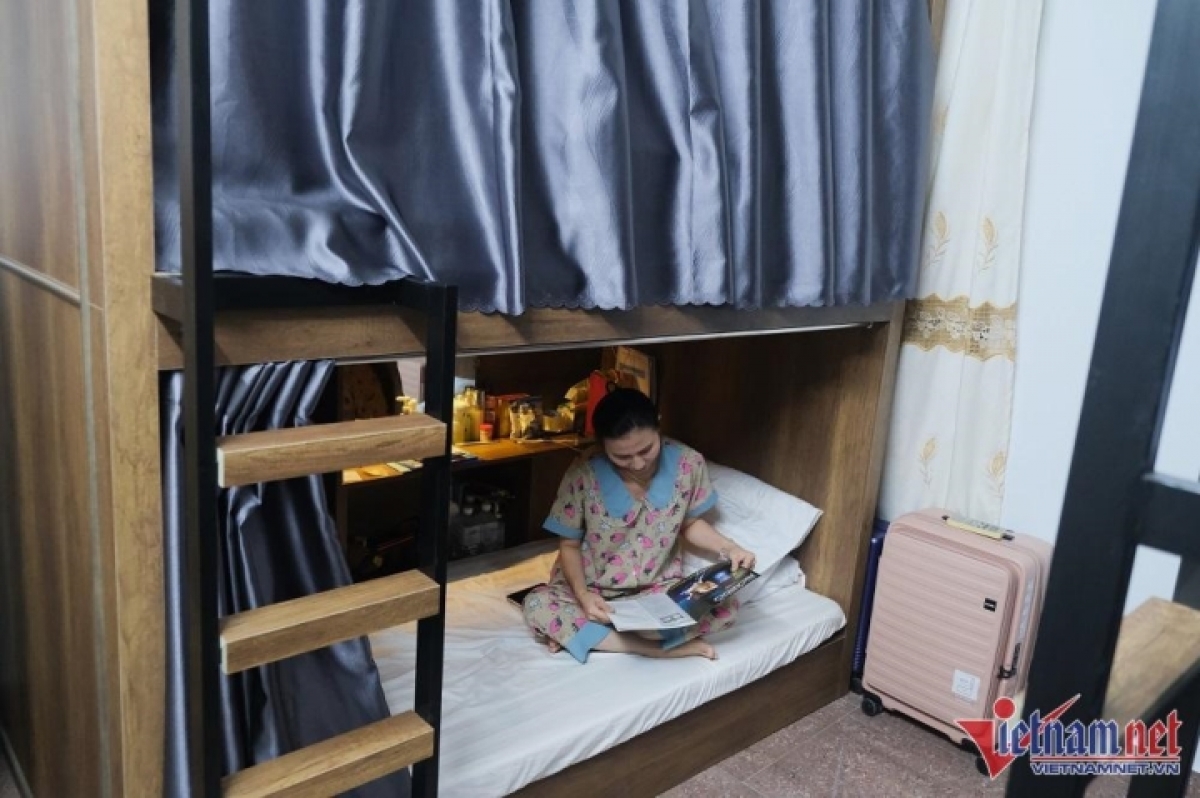 Căn phòng ký túc xá trong một khách sạn tại phố Tây Bùi Viện. (Ảnh: Trần Chung)