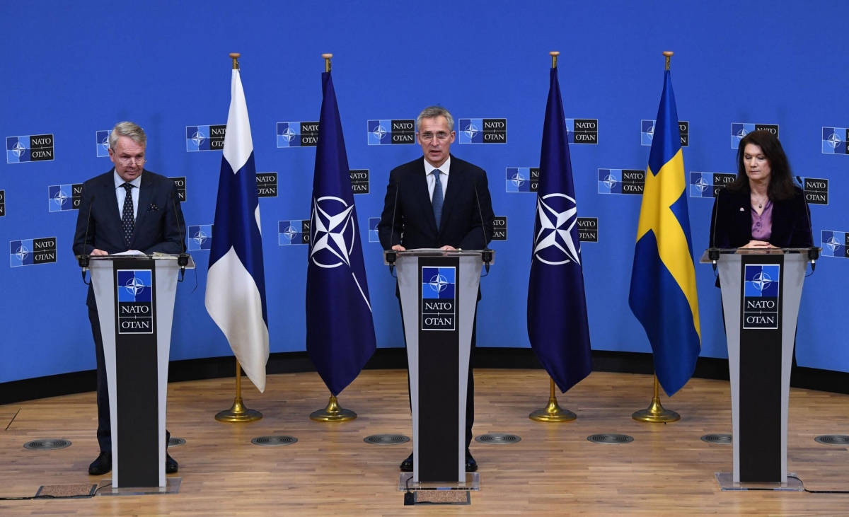 Tổng thư ký NATO Jens Stoltenberg cùng Ngoại trưởng hai nước Thụy Điển và Phần Lan. Ảnh: AP