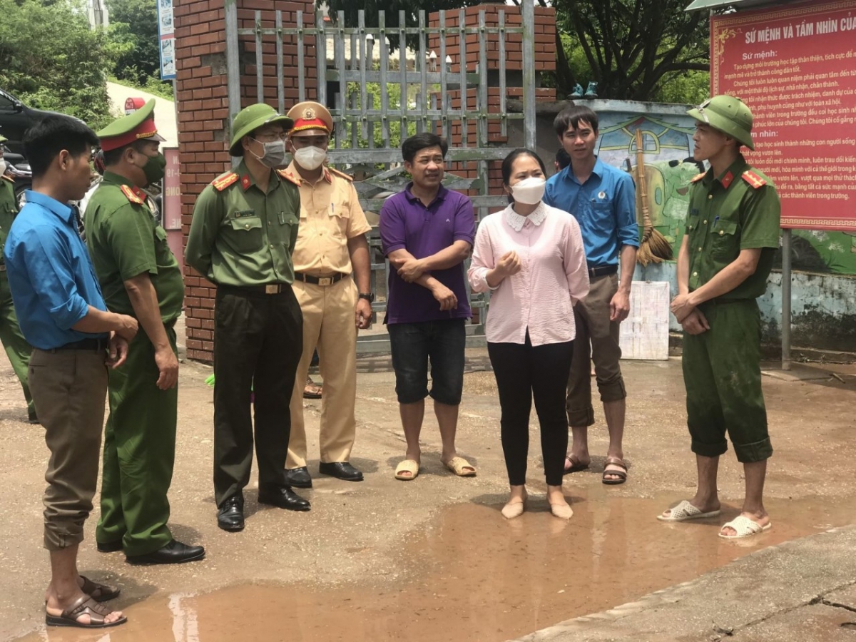 Trưa 11/5, Đại tá Nguyễn Quốc Toản - Giám đốc Công an tỉnh Bắc Giang trực tiếp đến nắm tình hình và chỉ đạo, động viên cán bộ, chiến sỹ Công an huyện Lục Ngạn hỗ trợ, giúp nhân dân, cán bộ, giáo viên và học sinh một số xã, trường học trên địa bàn huyện Lục Ngạn vừa bị lũ quét.