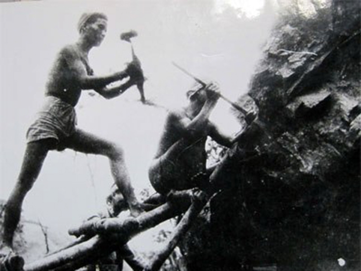Công binh phá đá mở đường trên đèo Lũng Lô năm 1953