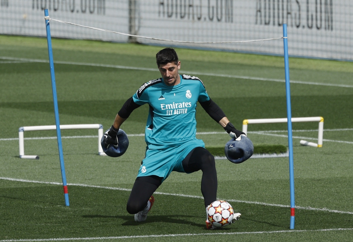 Courtois sẵn sàng cho kịch bản đá luân lưu ở chung kết Cúp C1 châu Âu. (Ảnh: Reuters).