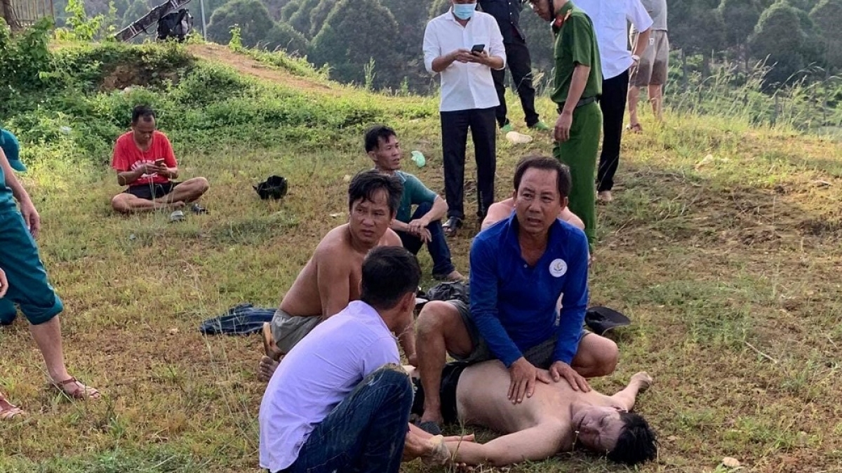Lực lượng chức năng tích cực tìm kiếm nạn nhân vụ lật thuyền trên hồ Đa Tôn, tỉnh Đồng Nai (Ảnh: CTV)