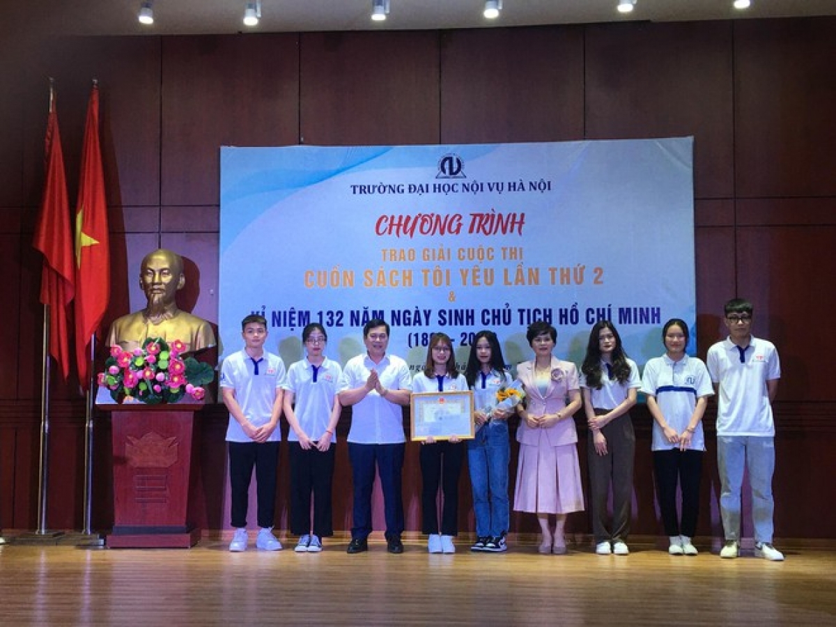 Sinh viên nhận giải Cuộc thi “Cuốn sách tôi yêu lần thứ 2”. (Ảnh: ANTT)