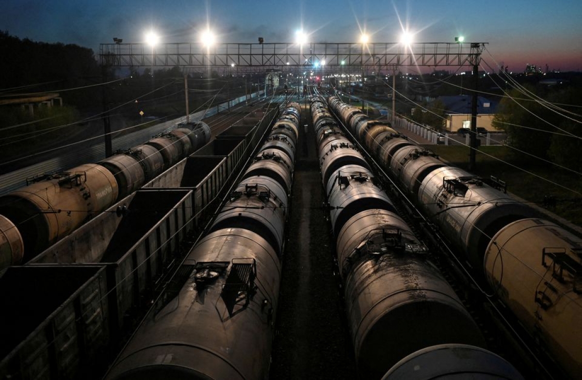 Các toa tàu chở hàng, trong đó có dầu mỏ, ở Omsk, Nga ngày 1/5/2020. Ảnh: Reuters