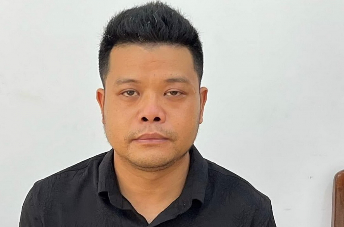Đối tượng Hiến đang được di lý về Đà Nẵng
