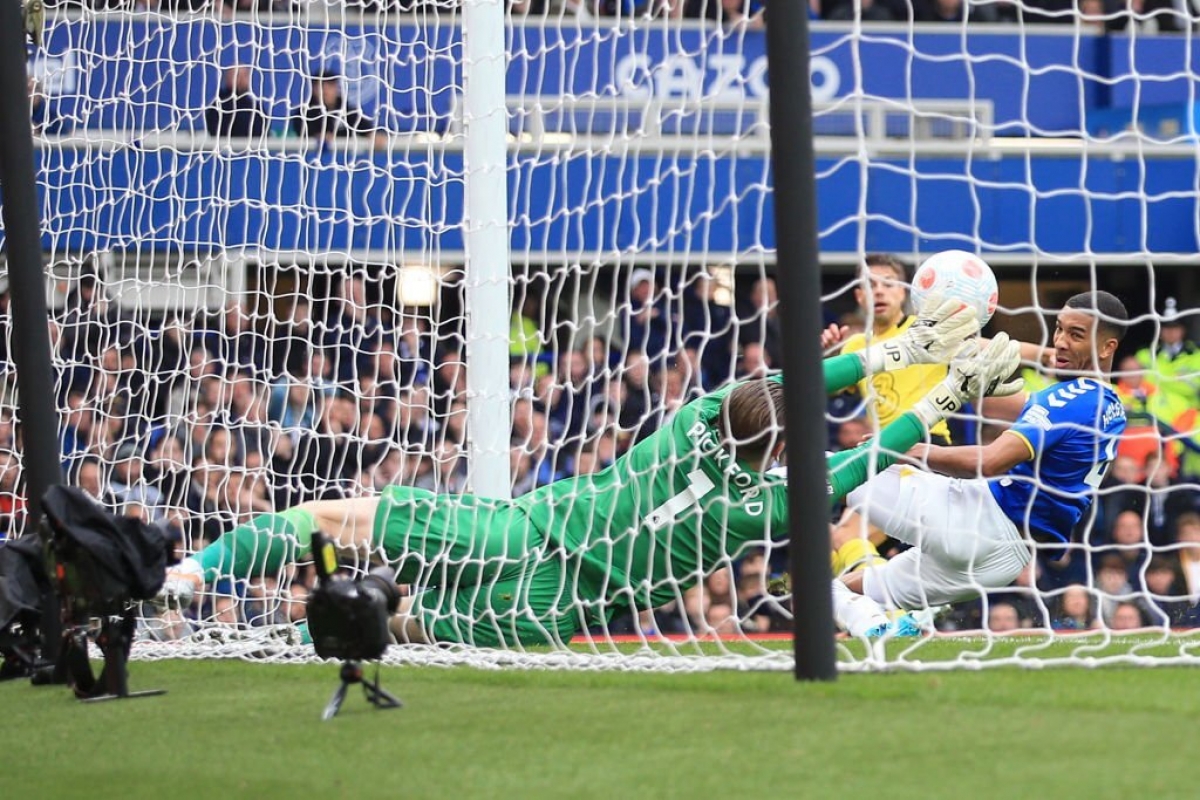 Cột dọc và Pickford cứu Everton thoát khỏi bàn thua trông thấy. (Ảnh: Reuters)