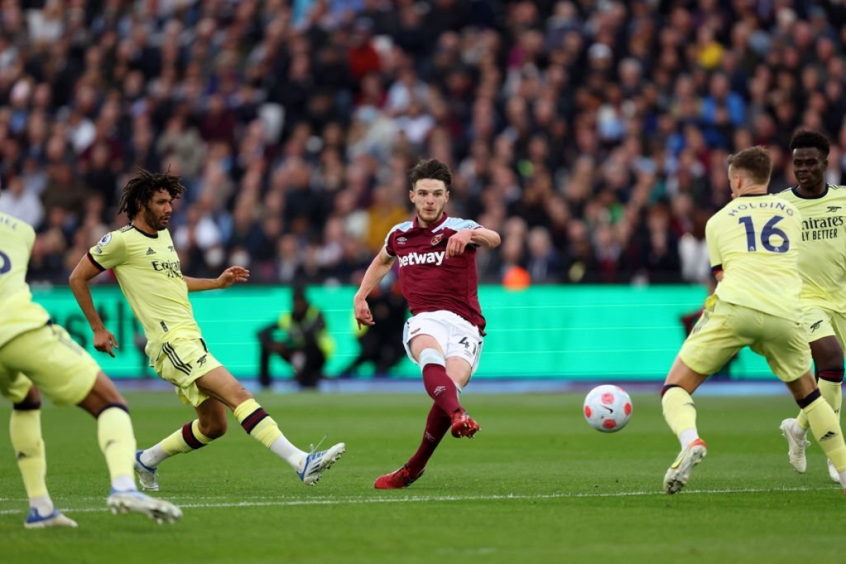 Rice có xử lý dũng mãnh giữa vòng vây của các cầu thủ Arsenal. (Ảnh: Getty)