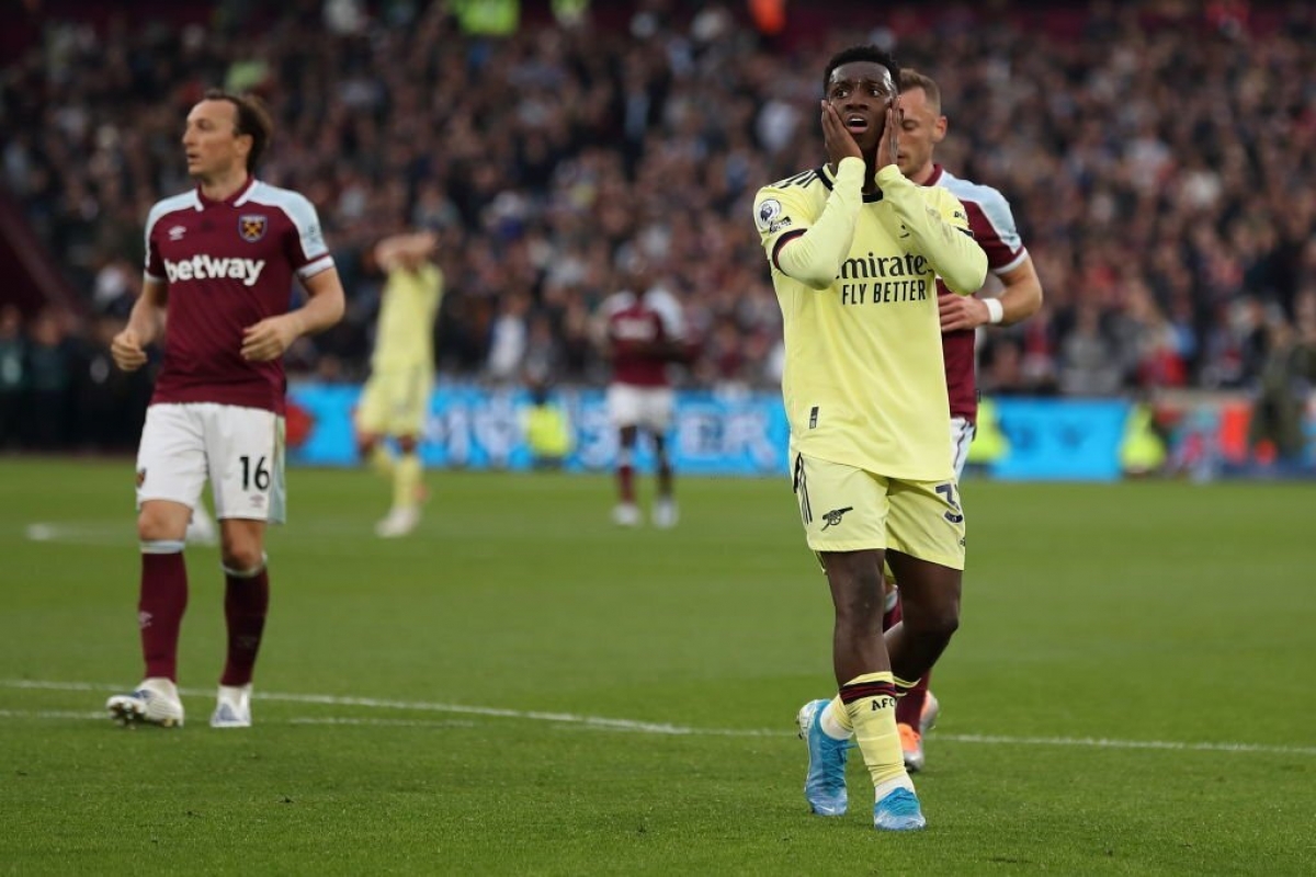 Nketiah suýt nới rộng cách biệt cho Arsenal. (Ảnh: Getty)