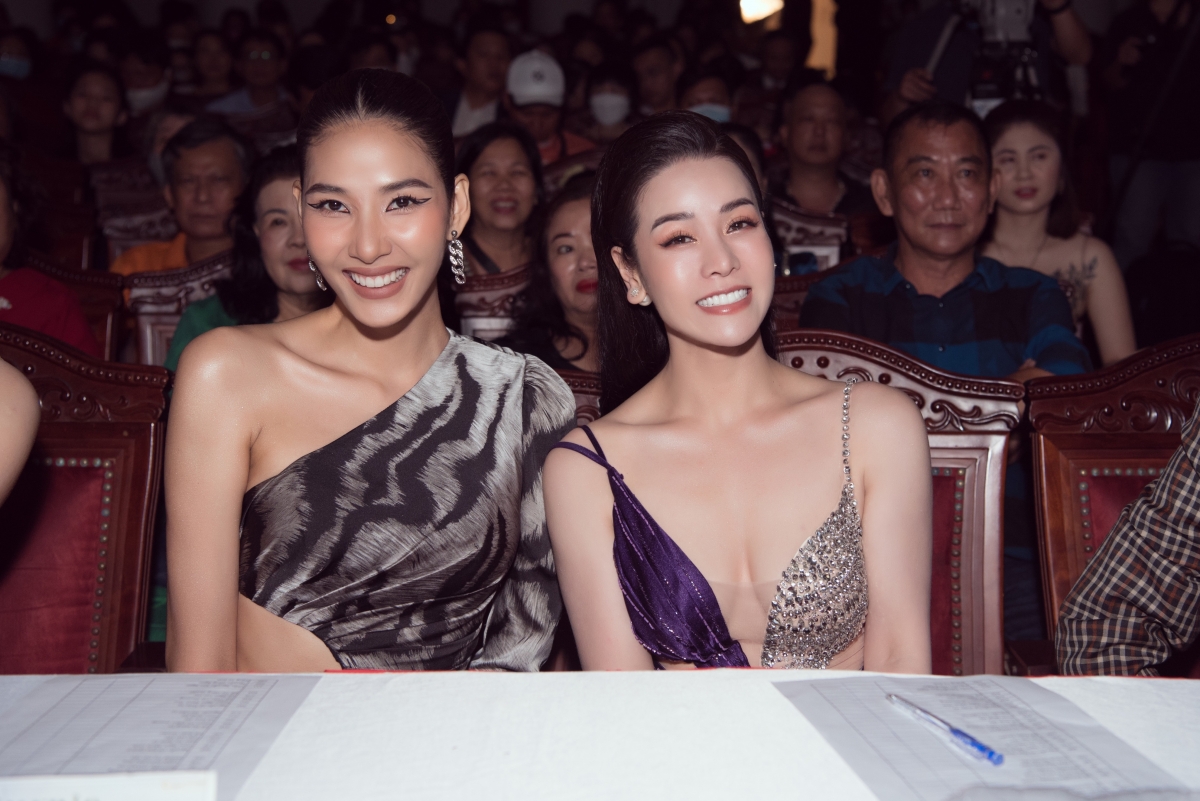 Á hậu Hoàng Thuỳ và Nhật Kim Anh.