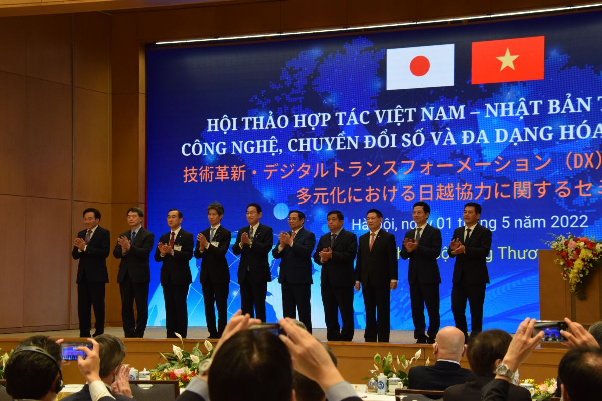 Hai Thủ tướng cùng các đại biểu tại Hội thảo