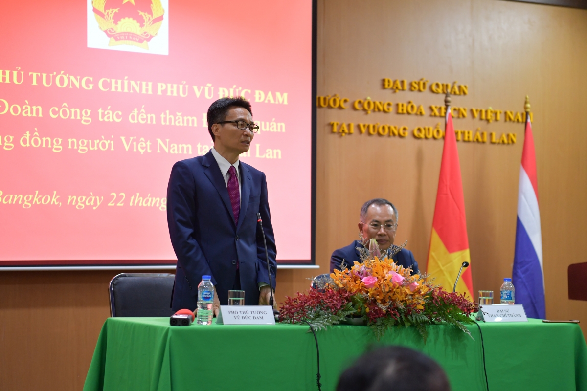 Phó Thủ tướng Vũ Đức Đam trò chuyện cùng kiều bào tại Đại sứ quán Việt Nam tại Bangkok, Thái Lan.