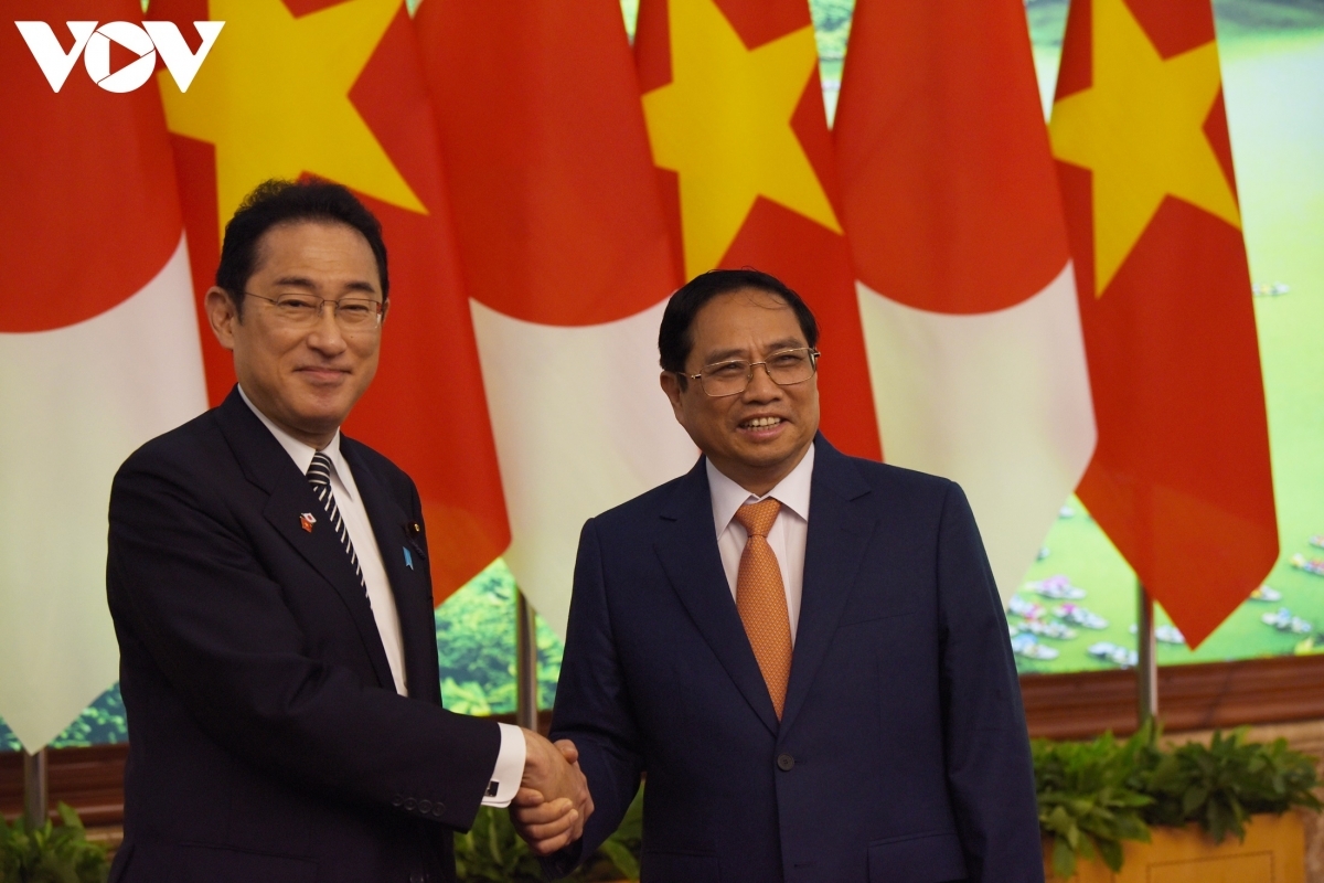 Thủ tướng Chính phủ Phạm Minh Chính và Thủ tướng Nhật Bản Kishida Fumio bắt tay trước khi tiến hành hội đàm.