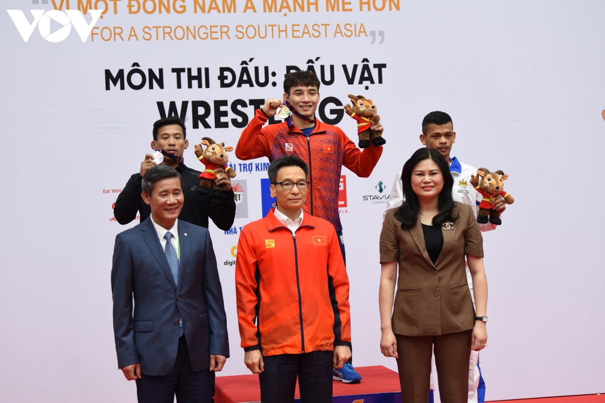 Phó Thủ tướng Vũ Đức Đam trực tiếp đến cổ vũ tinh thần và trao huy chương vàng cho các đô vật. (Ảnh: Trọng Phú)