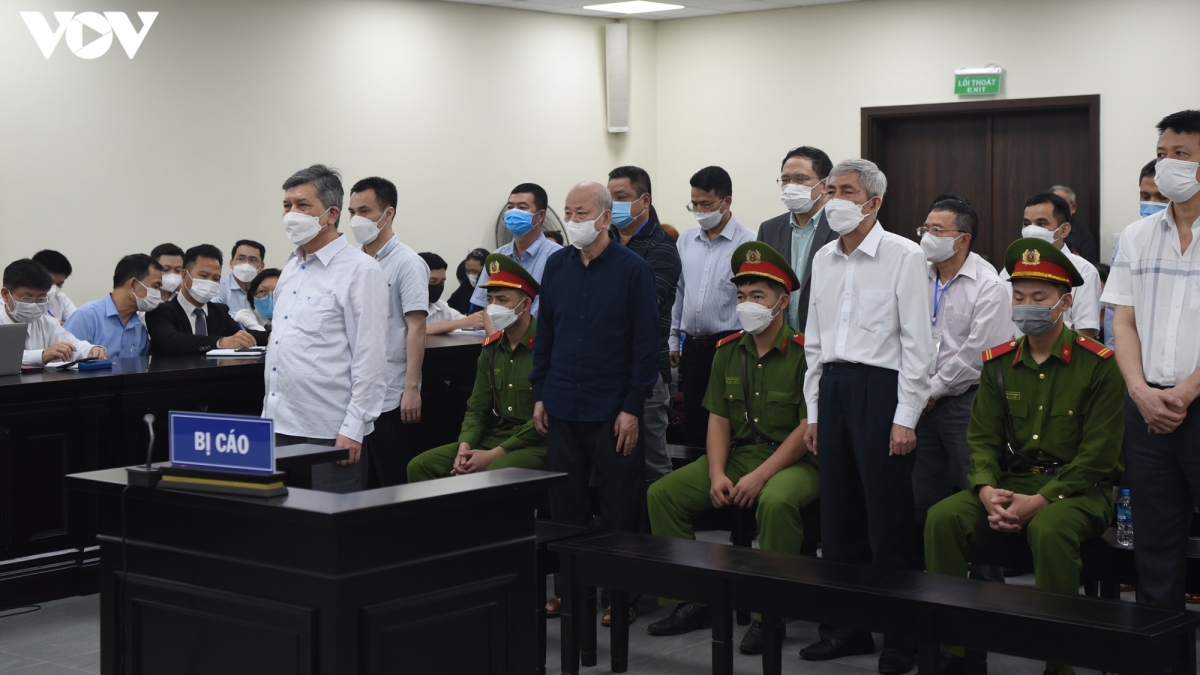 Bị cáo Trần Ngọc Hà (ngoài cùng bên trái) cùng các đồng phạm tại tòa (Ảnh: Trọng Phú)