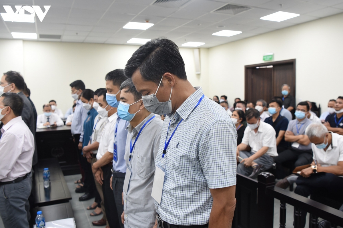 Các bị cáo đứng nghe tuyên án