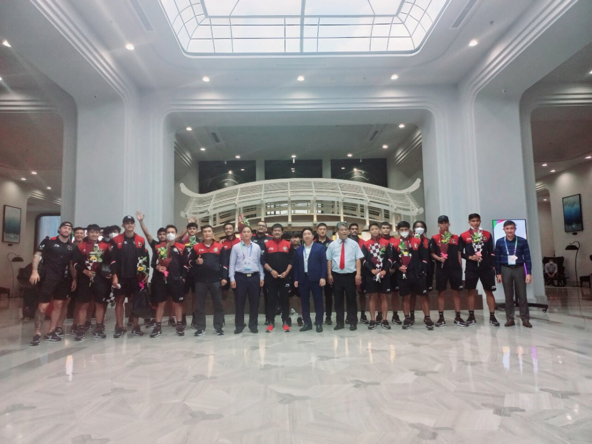 Lãnh đạo Sở VHTT&DL Nam Định chào mừng đội bóng đá nam Indonesia. Nguồn: Sở VHTT&DL Nam Định