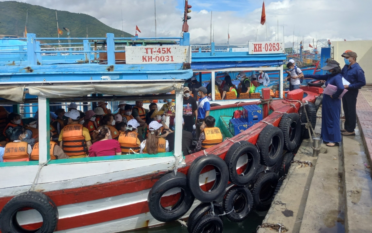 Du khách tham quan vịnh Nha Trang.