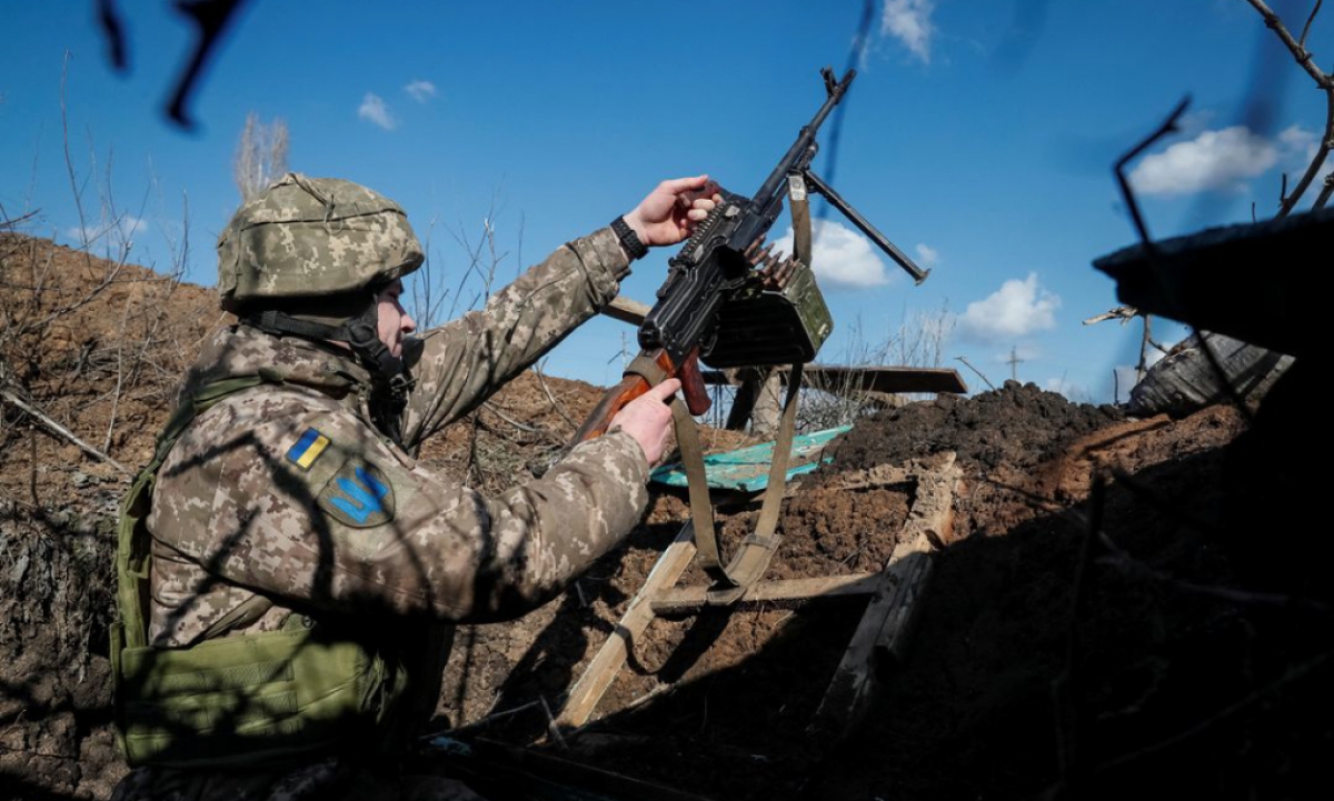 Binh sĩ Ukraine cầm súng máy tại chiến hào ở gần làng Travneve, vùng Donetsk, Ukraine. Ảnh: Reuters