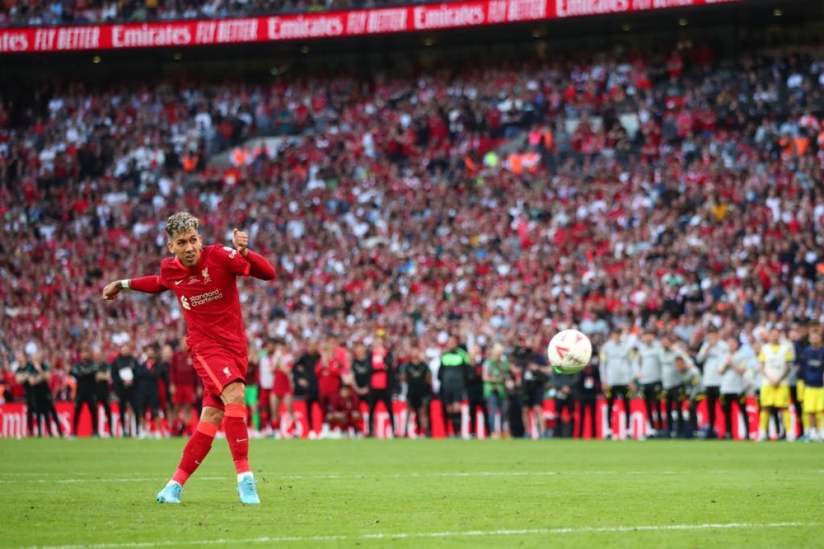 Roberto Firmino suýt sút hỏng. (Ảnh: Getty)