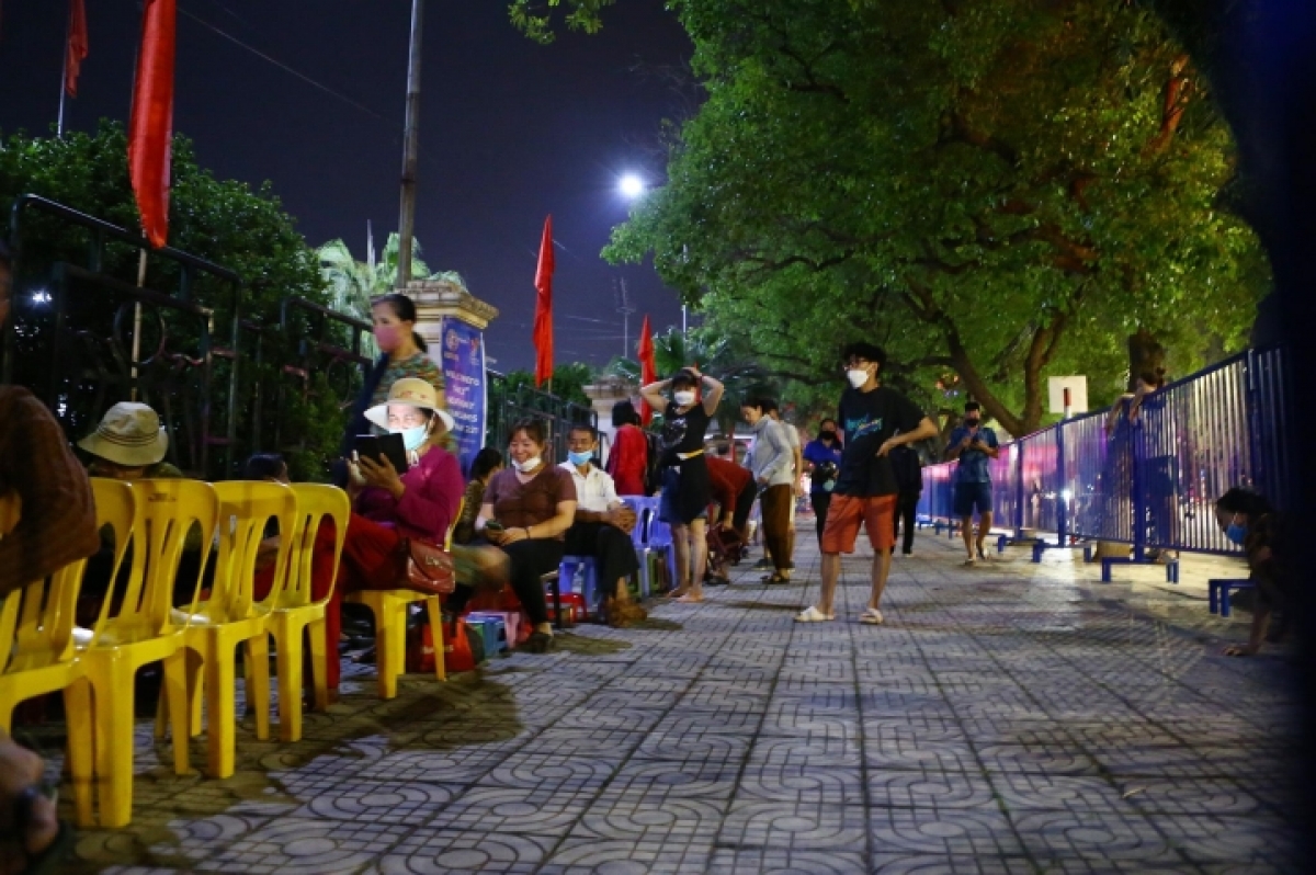 Nhiều người cho biết sẵn sàng xếp hàng qua đêm để sáng mai được mua vé sớm. (Ảnh: HT)