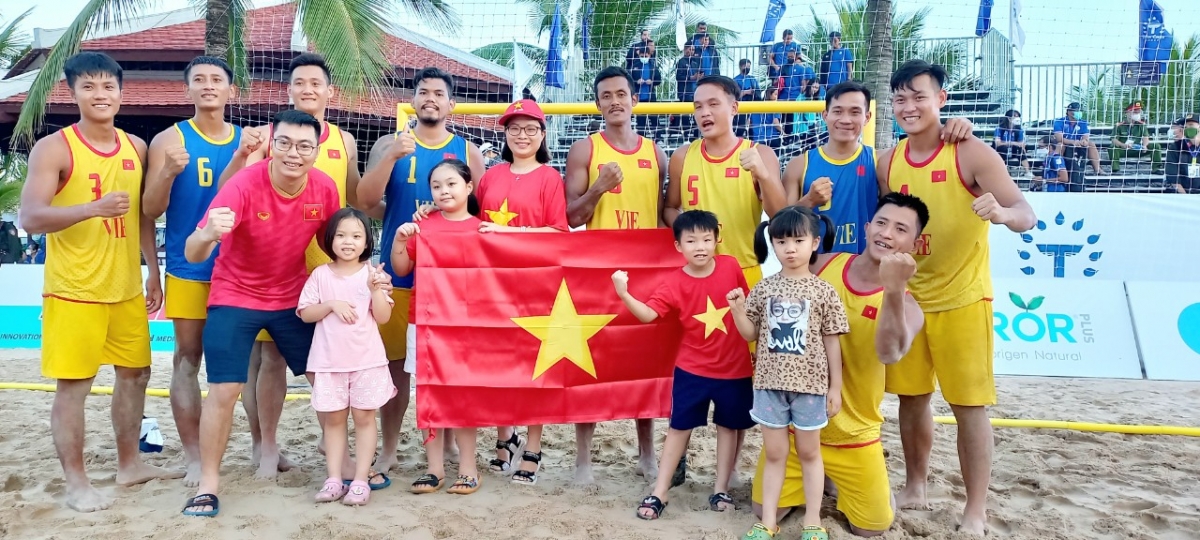 Các cổ động viên tranh thủ chụp ảnh với những nhà vô địch môn bóng ném Bãi biển vừa diễn ra tại Tuần Châu, thành phố Hạ Long.