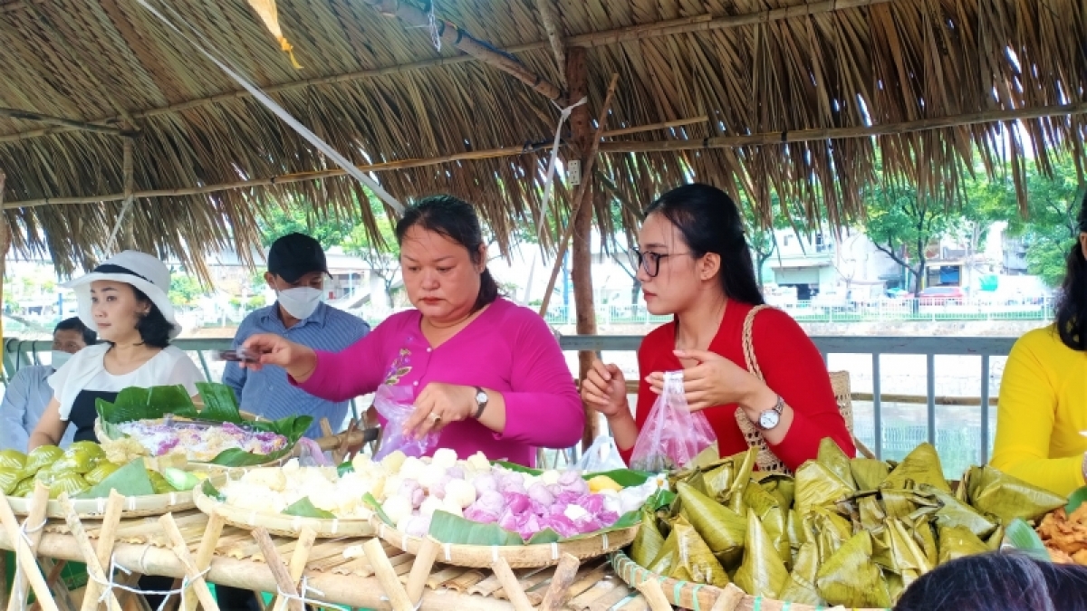 Gian hàng bán các loại bánh dân gian Nam Bộ.