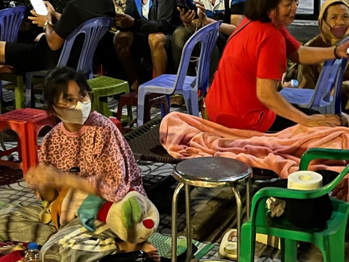 Có người mang cả giường gấp để nằm chờ đến sáng.