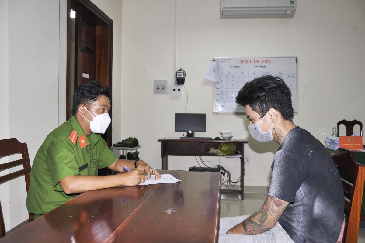 Cơ quan Công an lấy lời khai đối tượng Lê Đỗ Phát Đạt.