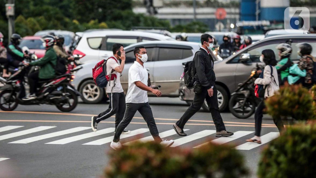Indonesia nới lỏng chính sách, cho phép bỏ khẩu trang ngoài trời. (Nguồn : Liputan 6)