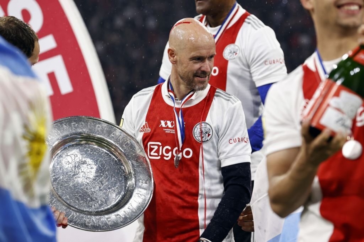HLV Erik ten Hag ăn mừng chức vô địch giải bóng đá Hà Lan (Eredivisie) 2021/22 cùng Ajax. (Ảnh: Getty).
