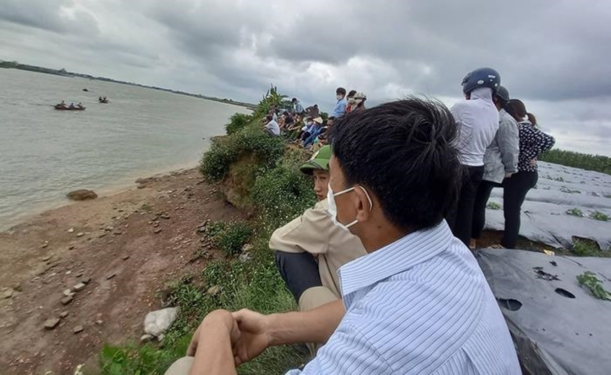 Lực lượng chức năng đang tích cực tìm kiếm 3 mẹ con nữ giáo viên nghi mất tích.