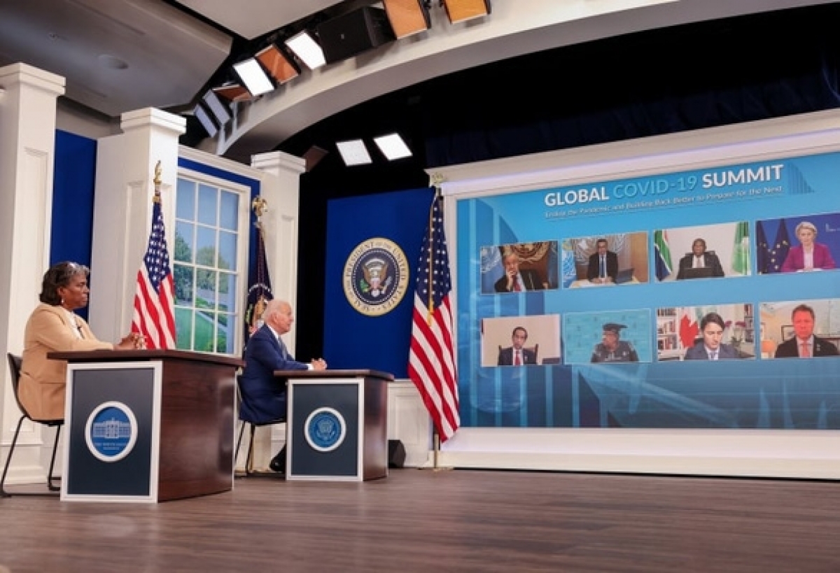 Tổng thống Mỹ Joe Biden (phải) dự Hội nghị thượng đỉnh toàn cầu lần đầu tiên về COVID-19 được tổ chức theo hình thức trực tuyến vào tháng 9/2021. (Ảnh: Reuters)