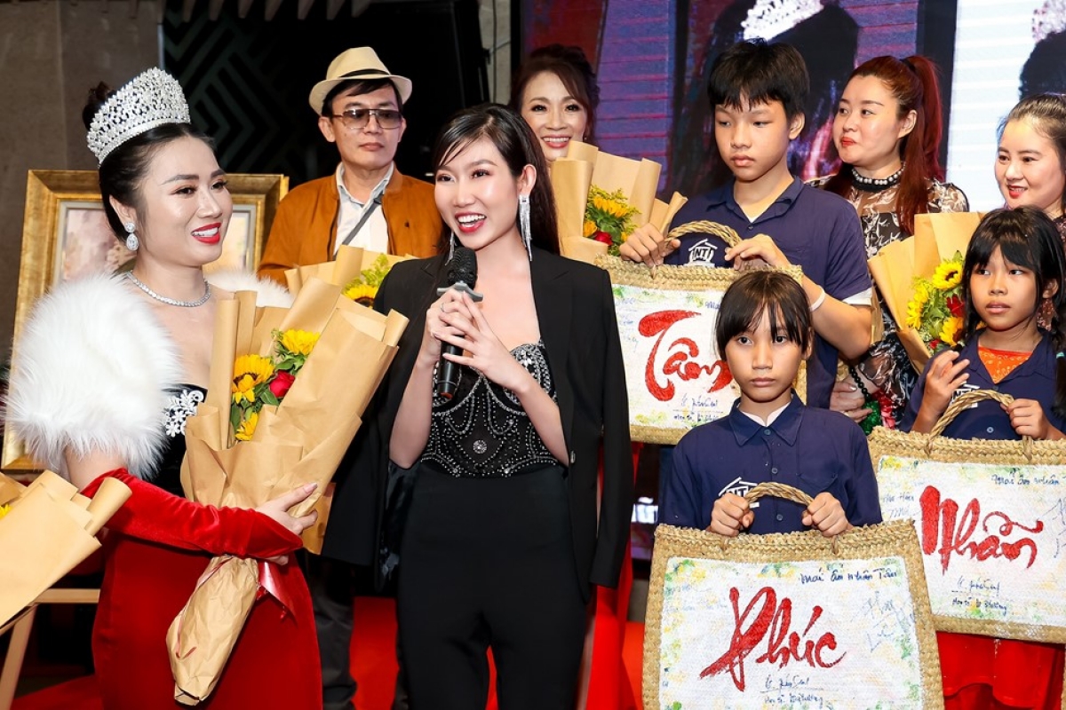 Hoa hậu doanh nhân quốc tế Thu Thủy và Hoa hậu Huỳnh Như Mai cùng các em ở mái ấm Nhân Tâm. Ảnh: Facebook nhân vật.