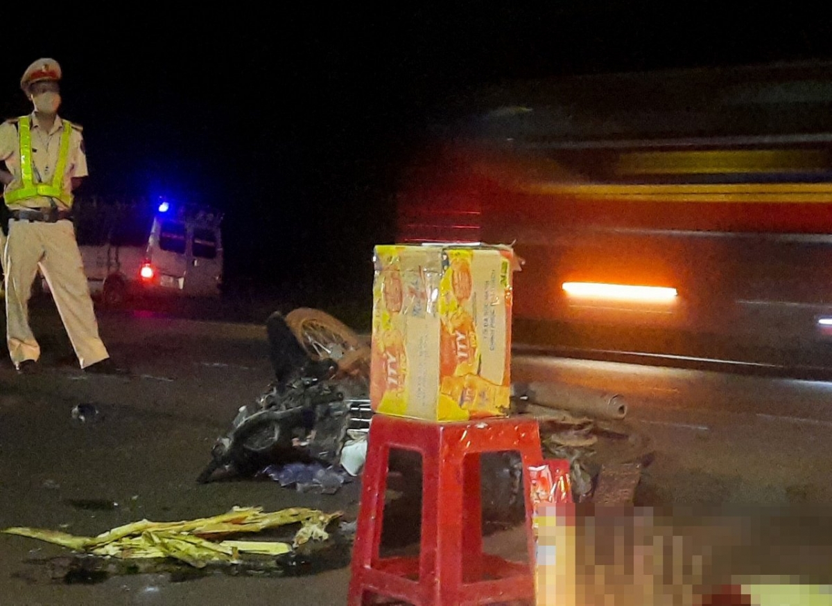 Sau va chạm, 2 phương tiện hư hỏng nặng.