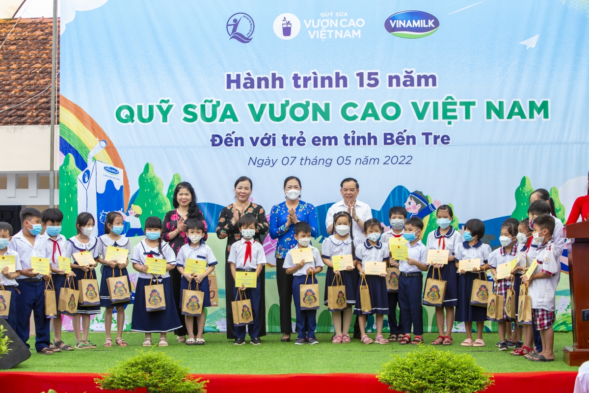 Nhiều phần quà và học bổng cũng được Quỹ sữa và các đại biểu trao tặng, như lời động viên các em học sinh học tập tốt. 