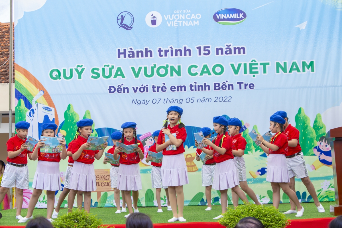 Nhiều tiết mục văn nghệ đáng yêu đã được các em học sinh biểu diễn dành tặng các đại biểu.