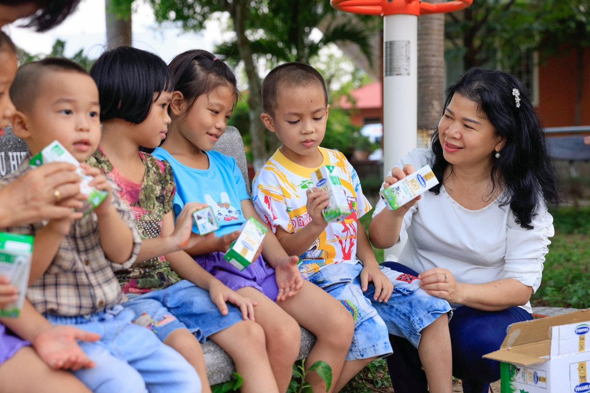 Đoàn công tác Quỹ sữa và Vinamilk tham gia các hoạt động vui chơi cùng các em nhỏ.