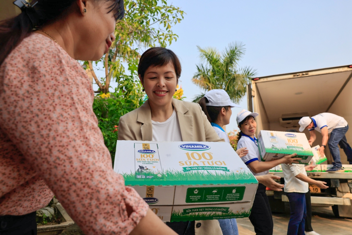 Niềm vui của những người làm chương trình khi mang sữa đến cho trẻ em có hoàn cảnh khó khăn. 
