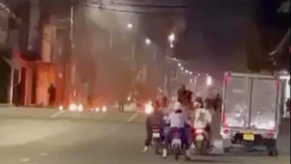 Hai nhóm hỗn chiến tại TP.Biên Hòa, lửa cháy vương vãi trên mặt đường. (Ảnh cắt từ video clip)