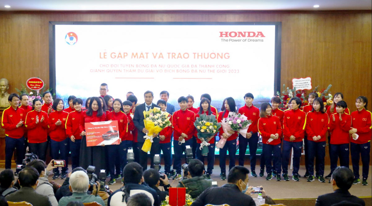 HVN trao thưởng cho đội tuyển bóng đá nữ Việt Nam.