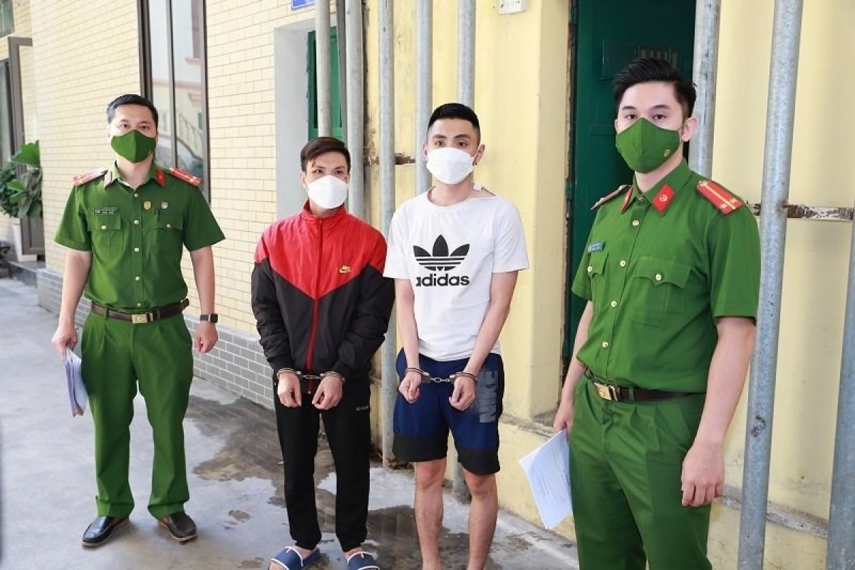 Các đối tượng Trần Văn Tuấn và Trần Hoàng Tiến bị tạm giữ tại Công an quận Hồng Bàng. Ảnh: CA Hải Phòng.