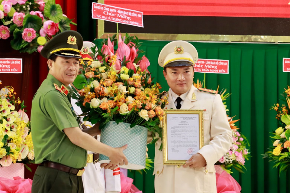 Trung tướng Lê Quốc Hùng - Thứ trưởng Bộ Công an trao quyết định bổ nhiệm giữ chức Giám đốc Công an tỉnh Lâm Đồng cho Đại tá Trương Minh Đương.