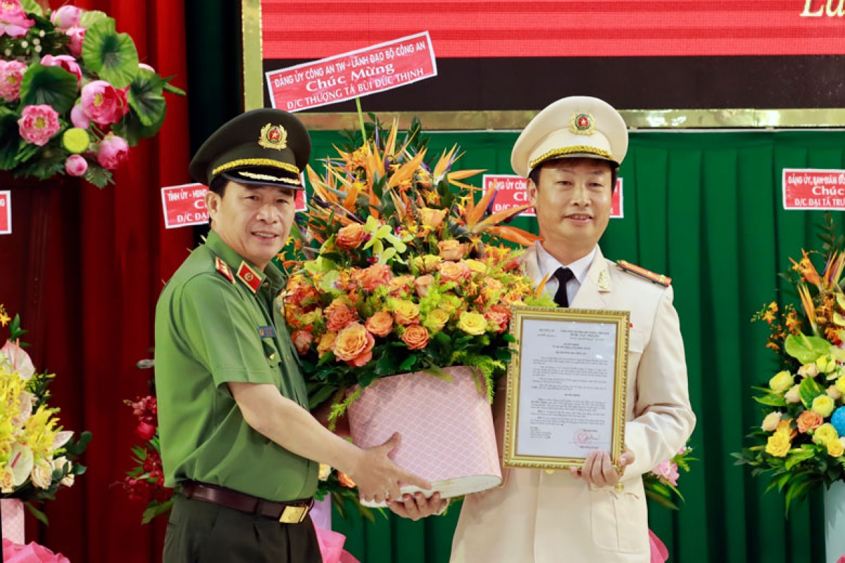 Trung tướng Lê Quốc Hùng - Thứ trưởng Bộ Công an trao quyết định điều động, bổ nhiệm Thượng tá Bùi Đức Thịnh - Trưởng phòng, Thư ký Thứ trưởng làm Phó Giám đốc Công an tỉnh Lâm Đồng