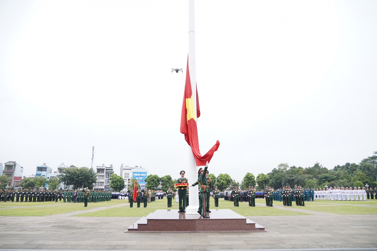 Không khí trang nghiêm của Lễ Thượng cờ tại Quảng trường Đại Đoàn Kết.